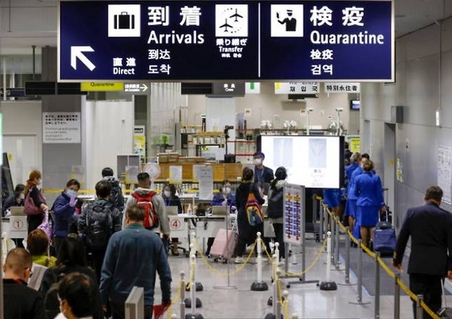 지난달 30일 오사카 간사이공항을 찾은 승객들이 코로나19 검사를 받기 위해 줄을 서 있다. 오사카=AP연합뉴스