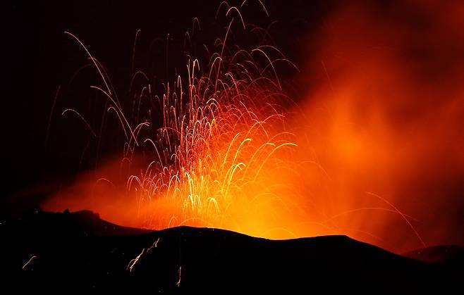 13일 쿰브레 비에하 화산이 여전히 용암과 화산재를 분출하며 활동하고 있다. 사진=로이터 연합뉴스