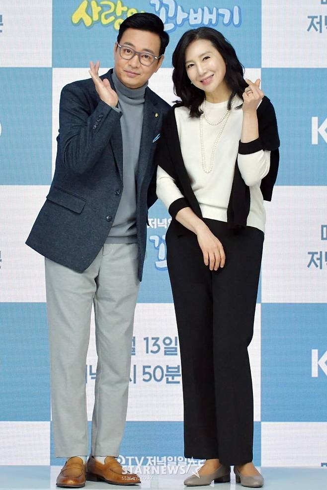 배우 윤다훈, 심혜진이 13일 오전 온라인으로 진행된 KBS 2TV 새 일일극 '사랑의 꽈배기' 제작발표회에 참석해 포즈를 취하고 있다. 2021.12.13 <사진=KBS> /사진=임성균 기자 tjdrbs23@