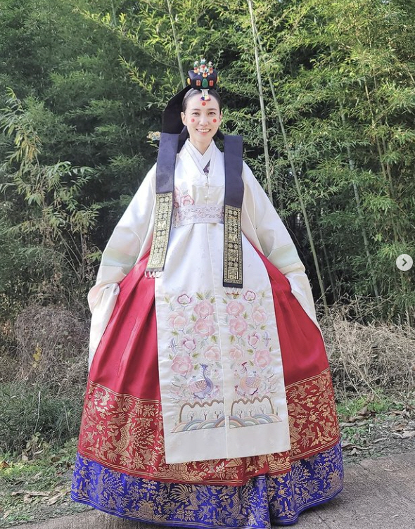 Actor Park Eun-bin has unveiled a woman wearing a wedding hanbok with a molten gun.Park Eun-bin posted a picture on Instagram on the 14th, Please watch the final meeting of The Kings Affaction today.In the photo, Park Eun-bin wearing a fine wedding dress, wearing a head and a head, is looking lovingly at RO WOON.The two shots, which seemed to suggest the two happy endings, amplified the excitement of The Kings Affaction fans.Park Eun-bin had the best year, perfectly creating a futile character called the male king Lee Hui.Park Eun-bin said in his closing remarks, If you look at the last meeting, you can feel the end of The Kings Affaction.I spent 2021, which was full of The Kings Affaction.  I am really grateful and I am grateful to the viewers who waited for the Kings Affaction, and the Kings Affaction.Please keep the last afterlife for a long time. RO WOON, who showed his love and love for Jung Ji-woon beyond his identity and gender, said, I am so grateful for the staff, the bishop, the artist, and the fellow actors who can not forget and do not want to forget.There was a hard moment, but I think I wanted the work The Kings Affaction not to end. Also, I thank the person who supported both the love of Hui and Jiwoon, and the love of Dami and Jiwoon, and I hope you will remember for a long time. Meanwhile, Park Eun-bin RO WOONs The Kings Affaction final will be broadcast on KBS 2TV at 9:30 pm on Tuesday night (14th).