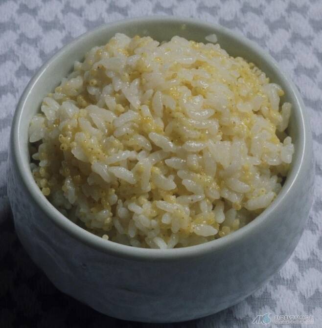 멥쌀에 기장쌀을 섞어 지은 밥으로 비타민의 결핍을 예방할 수 있다. 또한, 그 맛이 약간 쌉쌀하므로 팥을 조금 섞으면 좋은 맛을 낼 수가 있다.한국학중앙연구원/유남해 