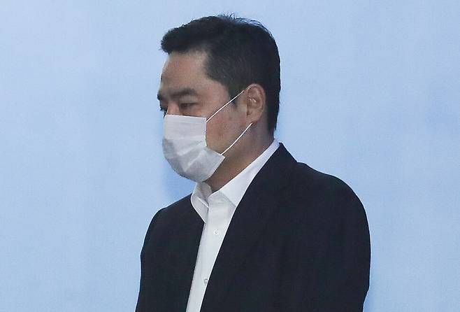 2018년 10월24일 강용석 변호사가 사문서 위조 등의 혐의 기소 관련 1심 판결을 받고 서울중앙지법에서 이동하고 있다. 연합뉴스