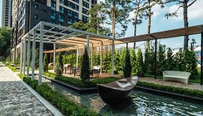 최고급 커뮤니티 시설을 적용한 아파트가 늘어나면서 입주민 간 시설 유지 관리비를 둘러싼 갈등 사례도 증가하고 있다. 현대건설의 디에이치아너힐스 최고급 조경 시설. 현대건설