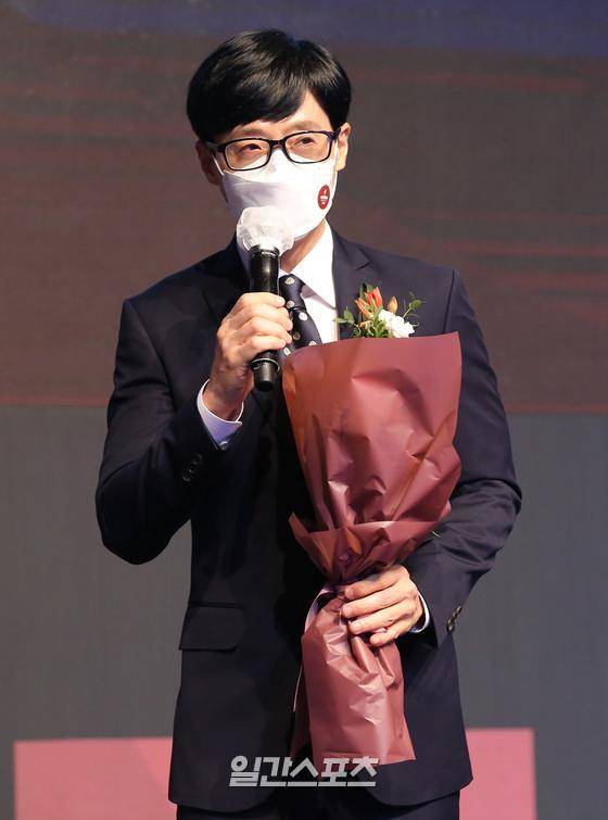개그맨 유재석이 7일 오전 온라인 생중계로 진행된 ’2021 올해의 브랜드 대상’ 시상식에 참석해 남자 예능인상을 수상하고 소감을 말하고 있다. 〈사진제공=한국소비자포럼〉