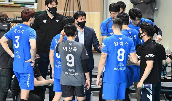 신영철 우리카드 감독이 14일 열린 현대캐피탈과 홈 경기 도중 타임아웃 때 선수들과 이야기를 나누고 있다. [사진=한국배구연맹(KOVO)]