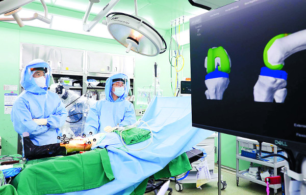 의료진이 마코 로봇 프로그램을 이용해 무릎 인공관절 수술을 집도하고 있다. 수원윌스기념병원 제공