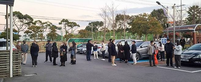 제주 해역에서 진도 4.9의 지진이 발생한 14일 오후 제주시 제주웰컴센터에서 근무하는 시민들이 진동에 놀라 건물 밖으로 대피해 있다./사진=뉴시스, 독자 제공