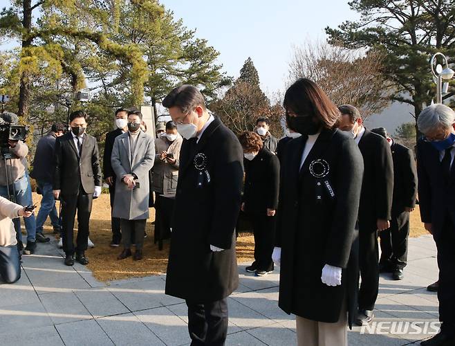 [칠곡=뉴시스] 박홍식 기자 =이재명 더불어민주당 대선 후보와 부인 김혜경씨가 지난 11일 오전 한국전쟁(1950~1953) 최대 격적지인 경북 칠곡군 다부동 전적기념관을 찾아 구국용사충혼비를 참배하며 묵념하고 있다. 202.12.11 phs6431@newsis.com