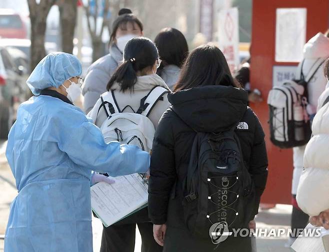 책가방 메고 코로나19 검사 학생들이 지난 8일 오전 경남 함안군 함안군보건소 선별진료소에서 신종 코로나바이러스 감염증(코로나19) 검사를 위해 줄을 서 있다. [연합뉴스 자료사진]