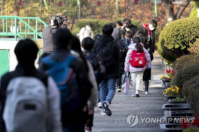 등교하는 학생들 [연합뉴스 자료사진]