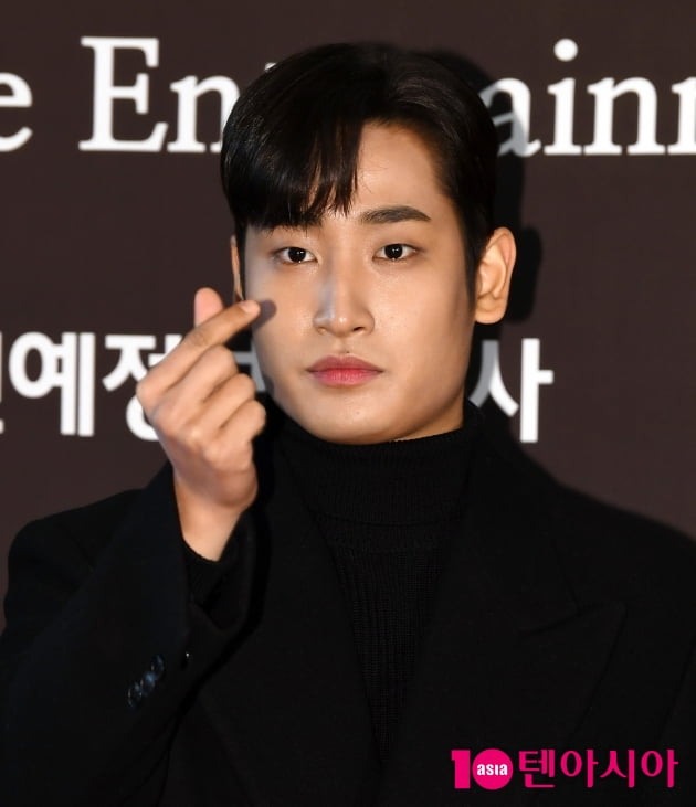 Actor Park Jae-jung poses at the 29th Korea Culture Entertainment Awards held at Rivera Hotel in Cheongdam-dong, Gangnam-gu, Seoul on the afternoon of the 15th.