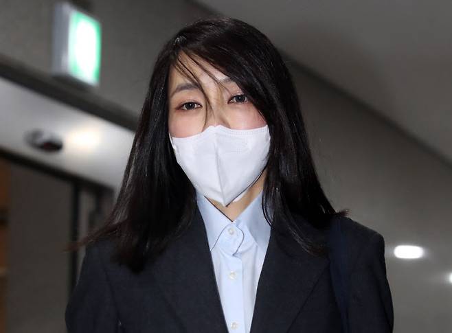 윤석열 국민의힘 대선 후보의 배우자 김건희 씨가 15일 서울 서초구 자택에서 나와 자신의 사무실로 향하고 있다 (사진=연합뉴스)