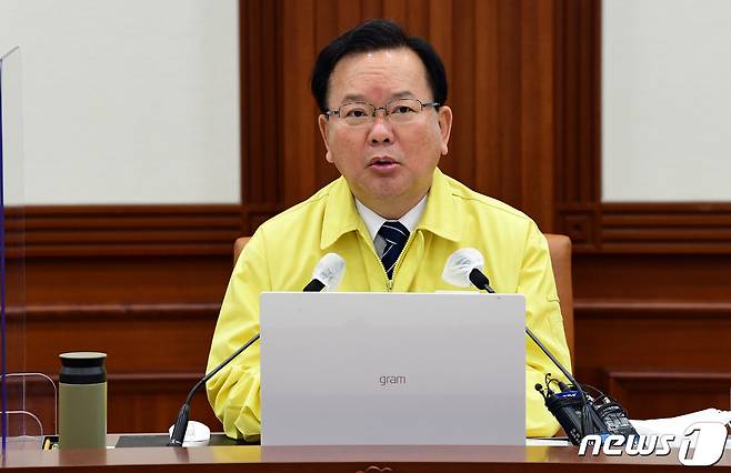 김부겸 국무총리가 15일 오전 서울 종로구 정부서울청사에서 열린 신종 코로나바이러스 감염증(코로나19) 중앙재난안전대책본부회의(중대본)에서 모두 발언을 하고 있다. 김 총리는 이날 회의에서 "추가적인 사적모임 규모 축소와 영업시간 제한까지도 포함하는 대책을 검토 중이며 이른 시일내에 확정·발표하겠다＂고 말했다. 2021.12.15/뉴스1 © News1 송원영 기자