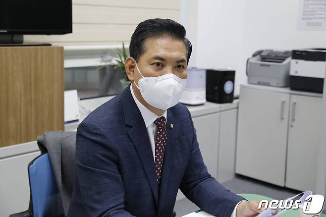 박영순 더불어민주당 대전시당위원장이 15일 이재명 대선 후보 대전선대위 1차 인선 결과를 발표하고 있다.© 뉴스1