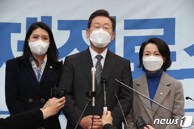 이재명 더불어민주당 대선 후보가 15일 오후 감염병전담병원인 서울 동작구 보라매병원 코로나19 선별진료소를 살펴본 뒤 취재진의 질문에 답하고 있다. 2021.12.15/뉴스1 © News1 국회사진취재단