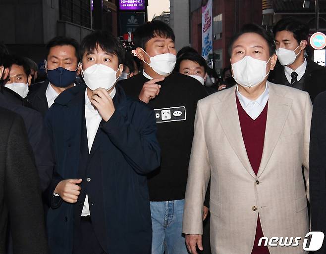윤석열 국민의힘 대선 후보와 이준석 대표가 8일 서울 종로구 대학로에서 거리인사를 하고 있다. 2021.12.8/뉴스1 © News1 국회사진취재단
