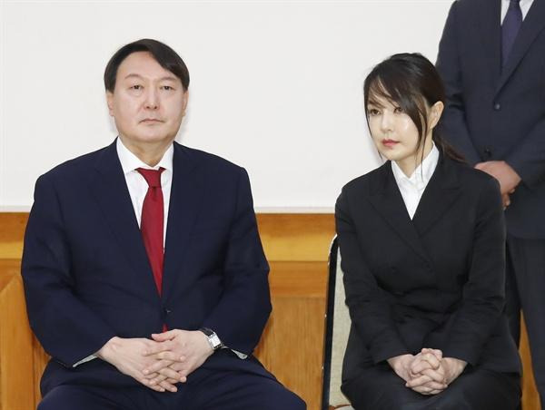 2019년 7월 청와대에서 열린 신임 검찰총장 임명장 수여식에 참석한 윤석열(왼쪽) 국민의힘 대선후보와 부인 김건희씨. 연합뉴스