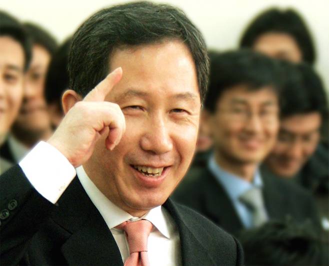 김근태 의장이 2005년 12월 보건복지부 장관 임기를 마치고 열린우리당으로 돌아와 한 손가락만 편 채 익살스러운 거수경례를 하고 있다. 경향신문 자료사진
