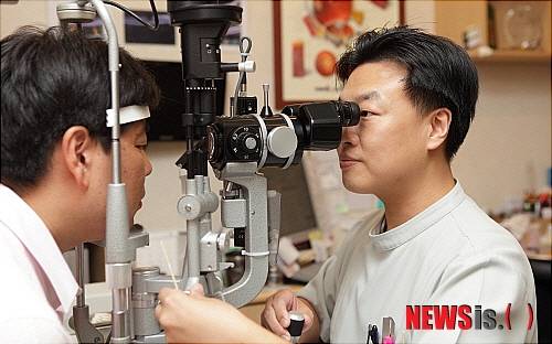 【서울=뉴시스】유희연 기자 = 분당연세플러스안과 오상준 원장은 안약을 올바르게 사용해야 약이 된다고 전했다.(사진=분당연세플러스안과 제공)