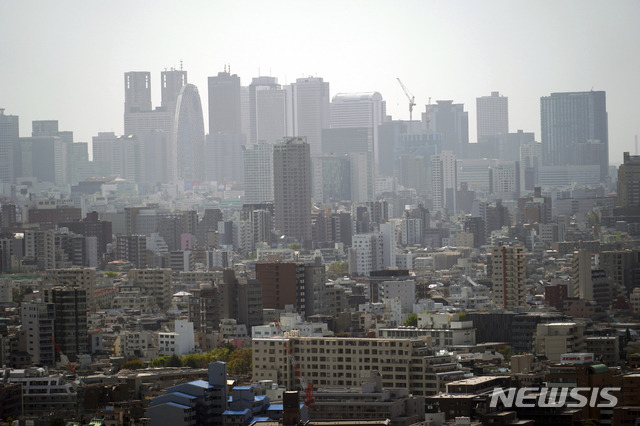 [도쿄=AP/뉴시스]지난 3월 31일 일본 도쿄의 빌딩숲 모습. 2021.12.15.