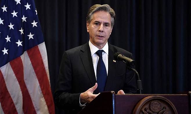 14일(현지시간) 아세안 국가들을 순방 중인 토니 블링컨 미국 국무장관이 인도네시아 자카르타의 한 호텔에서 열린 기자회견에서 발언하고 있다. 자카르타=AFP연합뉴스