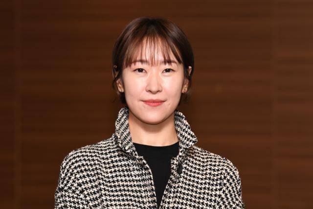 최근 서울 중구 한국일보를 찾은 드라마 '술꾼도시여자들' 위소영 작가. 그가 쓴 극에서 지구(정은지)는 카톡에 웃음을 남발하는 사람을 싫어한다. 위 작가는 "예능 작가하면서 분위기 띄우는 게 몸에 배 감정 소모가 커 일 끝나고 집에가면 힘들었다"며 "'즐겁지 않으면 웃지 마' '술 먹기 싫으면 싫다 고 해'라고 날 챙기던 친구인 예능 작가 얘기"라고 말했다. 고영권 기자