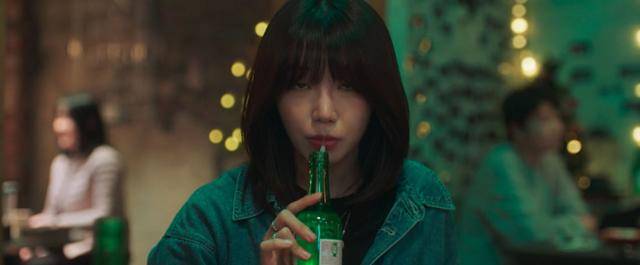 드라마 '술꾼도시여자들'의 지구(정은지)는 미지근한 소주를 빨대 꼽아 마시는 게 취미다. 티빙 캡처