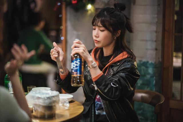 드라마 '술꾼도시여자들'에서 지구(정은지)가 맥주병을 들고 있다. 티빙 제공