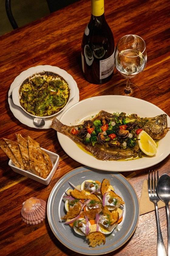 골뱅이 에스까르고, 홍가자미 버터구이. 청어 타파스, 안목해변 '미트 컬쳐'가 내놓는 제철 생선요리들이다. 셋 다 와인가 잘 어울린다.