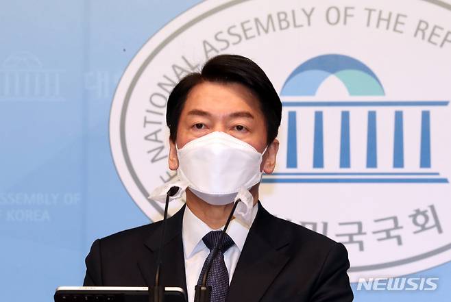 [서울=뉴시스] 최진석 기자 = 안철수 국민의당 대선후보가 16일 서울 여의도 국회 소통관에서 국민통합 관련 기자회견을 하고 있다. (공동취재사진) 2021.12.16. photo@newsis.com