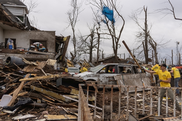15일(현지시간) 미국 켄터키주 메이필드시 토네이도 재난 현장에서 자원봉사자들이 복구 작업을 벌이고 있다./로이터 연합뉴스