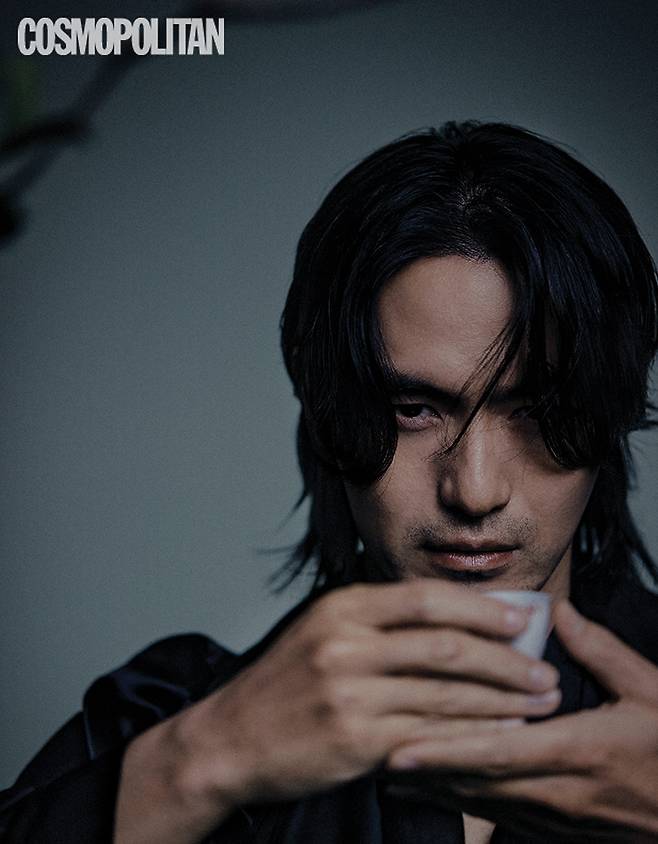 실크 코트, 셔츠, 목걸이 모두 가격미정 생로랑.