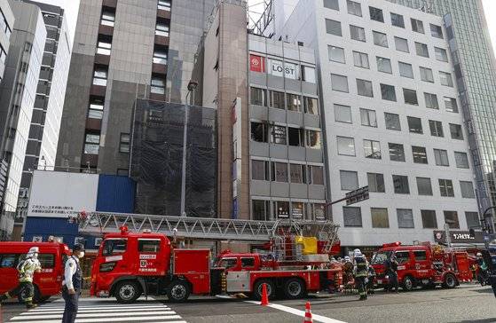 17일 오전 일본 오사카(大阪)시 기타구에 있는 8층 짜리 빌딩에서 화재가 발생해 28명의 사상자가 발생했다고 NHK방송 등 현지매체들이 소방당국을 인용해 보도했다. [로이터=연합뉴스]
