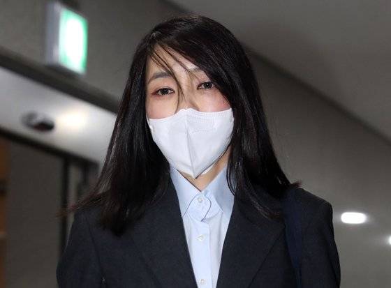 윤석열 국민의힘 대선후보의 배우자 김건희씨가 15일 서울 서초구 자택에서 나와 자신의 사무실로 향하고 있다. 2021.12.15 [연합뉴스]