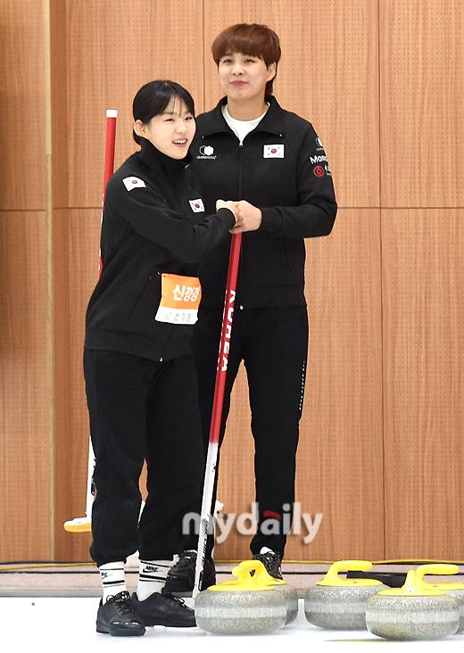 고등학생 레슬링 선수 신정경과 함팀이에요