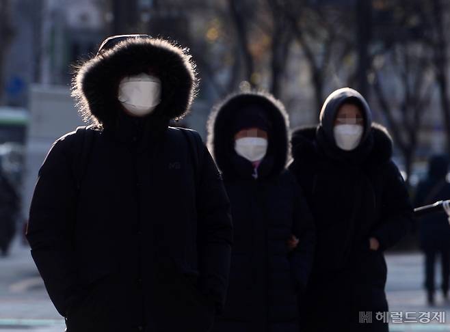 서울의 체감기온이 영하 10.5도까지 떨어진 17일 오전 추위에 대비해 두터운 외투로 무장한 시민들이 서울 송파구청 인근을 지나가고 있다. 박해묵 기자