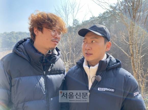 ‘나는 자연인이다’ 독사PD와 포즈를 취하고 있는 이승윤씨 모습(사진제공=이승윤)