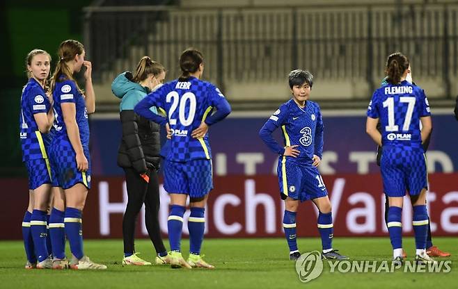 아쉬워하는 지소연(오른쪽 두번째)과 첼시 선수들 [로이터=연합뉴스]