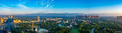 The snow mountain view is among the charms of Wenjiang district of Chengdu, capital of Southwest China's Sichuan province. [Photo by Zhang Zhiqiang]