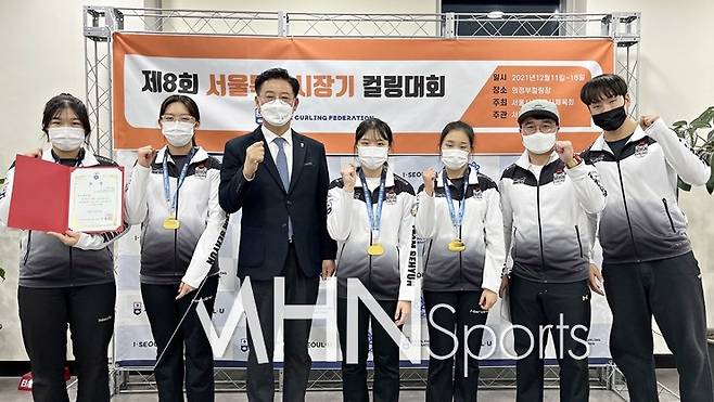 정윤경, 곽지혜, 서울컬링연맹 감병서 회장, 신수아, 강수지, 이승행 코치, 김남호 감독,이 금메달을 목에걸고 기념 촬영을 하고있다.(왼쪽부터)