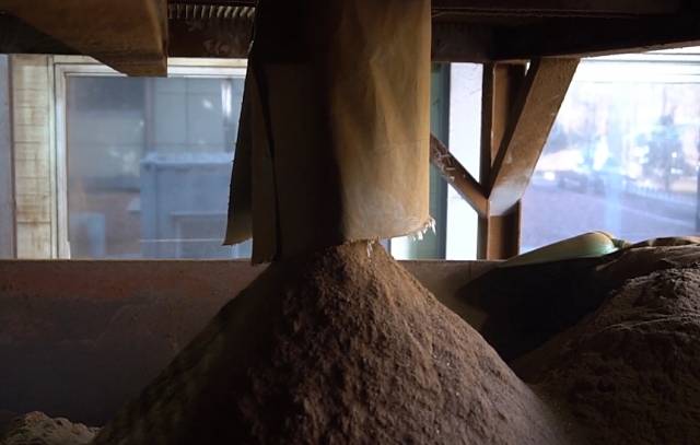 음식물 폐기물을 이용해 만든 사료의 최종 형태. 천안시 유튜브 캡처