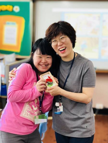 33년 동안 특수교사로 일하다 은퇴를 앞둔 엄마에게, 딸이 꼭 전하고 싶은 말이 있다고 했다. 긴 세월 동안 정말 고생 많으셨다고, 이제 행복하게 꽃길만 걷자고./사진=독자님 제공.