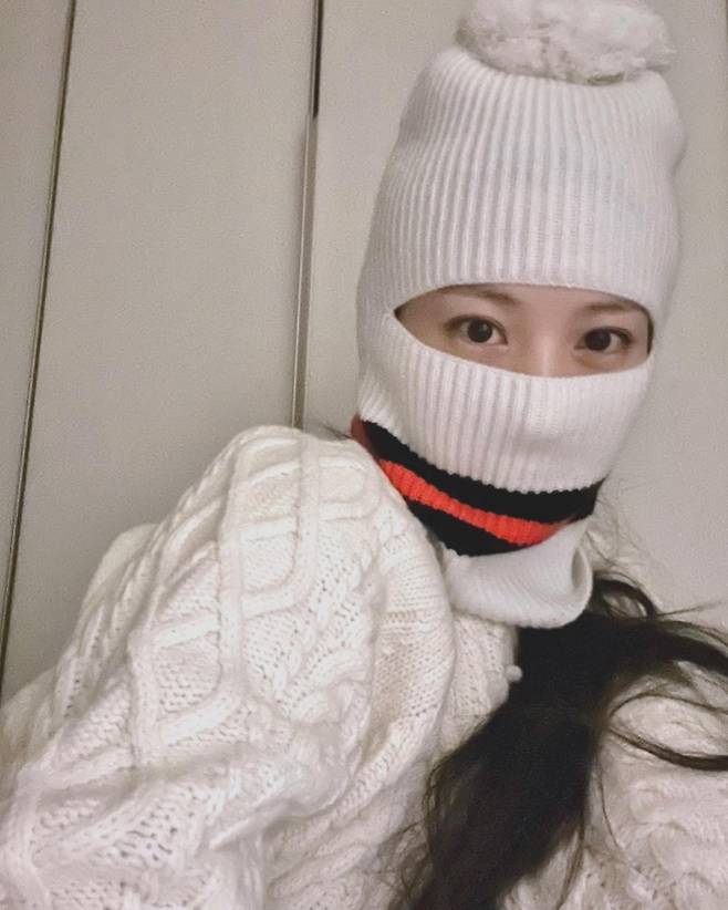 Claudia Kim posted a picture on her 18th day with an article called stay warm on her instagram.Claudia Kim in the public photo stares at the camera in a barraclava-style hat, which boasts an unobstructed visual and elegant atmosphere.Claudia Kim, who has a unique style, attracts attention.Claudia Kim marriages Mr. Businessman Cha Min-geun in 2019 and gave birth to his daughter the following year; he is currently appearing in the OCN drama Kimaira.Photo: Claudia Kim Instagram