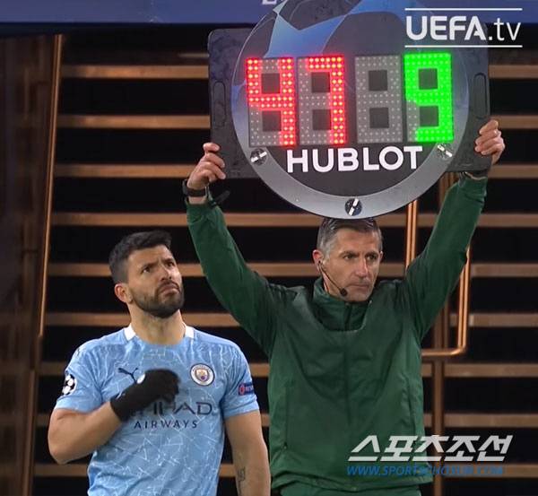 '엥?'… 출처=UEFA SNS 영상 캡쳐