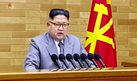 2018년 1월 1일 신년사를 발표하는 김정은 국무위원장. "평창 겨울올림픽 대표단을 파견할 용의가 있다"고 깜짝 발표를 했습니다. [조선중앙TV 캡처]
