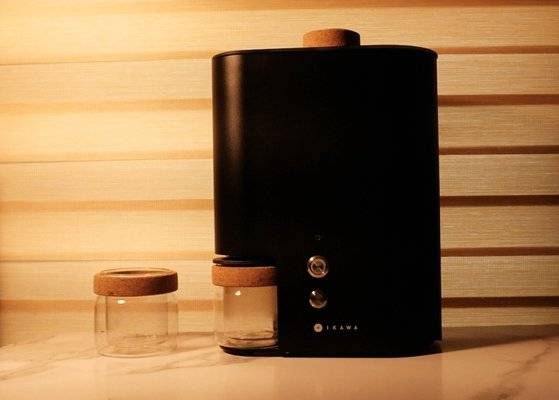 이카와 pro V3 로스팅 머신. 한 번에 볶을 수 있는 원두의 용량 50g의 전기식 로스팅 머신이다. 전기식에 비해 연기가 덜 나서 가정용으로 적당하다. [사진 윤석준]