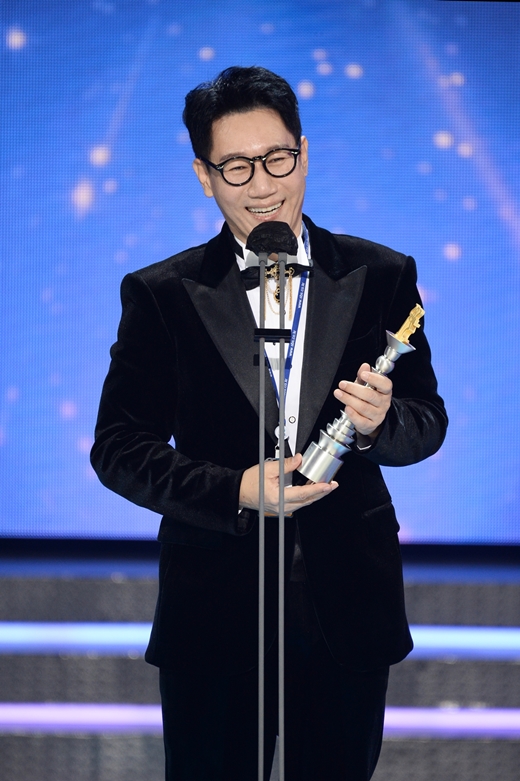 The terrestrial year-end awards have long been the first awards of 2021, since the authority of the awards fell to the ground.In the 2021 SBS Entertainment Grand prize held on the 18th, Grand prize was won by Ugly Our Little team.The producer award was for Lee Seung-gi (All The Butlers Integrated, Eat and Eat), and the new honorary Temple award was for Ji Suk-jin (Running Man).The best program awards were called Them Goal Hitting, Running Man, and the Grand Prize was won by Park Sun-young (Them Goal Hitting), Yang Se-chan (Running Man), Tak Jae-hun (Ugly Our Little, and Shoeless and Dolsing Forman).The impressive scene at the awards on the day was the embarrassing look of the winners on stage after the Grand Prize.The winners did not show their joy as much as they could, saying, I thought Lee Sang-min would receive it. The veteran Shin Dong-yup said, I know the hearts of viewers who watched to the end.Im sorry. Youre gonna think, Ill just give you one baby.Indecisive SBS maintained its position of Lets distribute everything throughout the awards.The modifier a meaningful prize that can be received only once in a lifetime was called five new awards, and the director who has never heard of the Entertainment Awards to take care of the biggest hit The Beating Girls this year appeared.The honorable treatment of Grand Prize candidates was also ambiguous.Ji Suk-jin, who was nominated for the Grand Prize this year along with Lee Sang-min, was given an unprecedented trophy called the Honorary Temple Award.There was a laugh on the spot, and there was a lot of criticism of SBS online.The entertainers who struggled all year to smile at the hard times of the whole nation with Corona 19 were enough to applaud each one.However, SBSs choice to lower its authority by tropy big release has made it impossible to applaud them.▲ Grand prize = Ugly Our Little team▲ Honorable Temple Award = Ji Suk-jin (Running Man)▲ Producer Award = Lee Seung-gi (All The Butlers Integrated, Eat and Eat)▲ Grand Prize = Park Sun-young (Them Hitting Theirs), Yang Se-chan (Running Man), Tak Jae-hun (Ugly Our Little, Shoes Take Off and Dolsing Forman)▲ Best Program Award = Sticking Girls, Running Man▲ Excellence Prize = Lim Won-hee (Take off shoes and stones foreman, Ugly Our Little Child), Kim Jun-ho (Take off shoes and stones foreman, Ugly Our Little Child), Strangers captain, Lee Ji-hye (Sangsangmong 2)▲ Excellent Program Award = Legendary Stage Archive K, Lowd, Shoe naked and stone-singing man▲ Special Prize = Baek Jong-wons Alley Restaurant▲ Best Couple Award = Lee Soo-geun x Bae Sung-jae (The Girls Hitting Goals)▲ Best Teamwork Award = All The Butlers Team▲ Best Family Award = Sangmong 2 Team▲ Next Level Award = Jang Do-yeon (I need a mans, The Tale of Tailing the Tail)▲ Directors = Should Beating Girls Season 1▲ Entertainment Impression of the Year = Shin Dong-yup, Tak Jae-hun, Lee Sang-min, Lee Kyung-gyu, Lee Seung-gi, Park Sun-young, Yoo Jae-seok, Ji Suk-jin, Kim Jong Kook, Kim Gura, Seo Jang Hoon,▲ Broadcast Writer Award = Jang Jung-hee (The Girls Hitting Goals), Yang Hyo-im (Running Man), Kim Yoon-hee (Kim Young-chuls PowerFM), and Hwang Chae-young (I Want to Know)▲ Radio DJ Award = Lee Sook-young (Love FM by Lee Sook-young), Boom (Boom Boom Power)▲ Rookie of the Year = Lee Seung-yeop (Eat and Gongchiri), Geumsae-rok (Baek Jong-wons Alley Restaurant), Park Gun (Ugly Our Little, Jungles Law), Lee Hyun-yi (Dongsangmong 2, Stranging Girls), Park Ha-sun (Park Ha-suns Cinetown