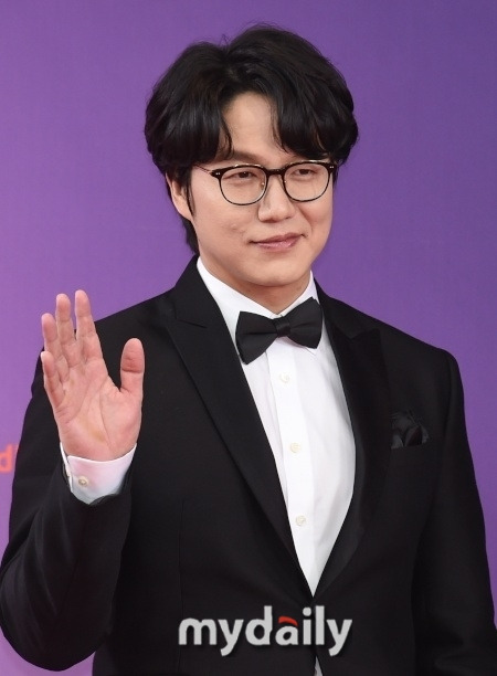 Singer Sung Si-kyung, 42, has made his position on the Interlayer noise controversy.Sung Si-kyung said on the 19th SNS, The article is I have nothing to say, I am moving soon, and I am suffering from it.Sung Si-kyung said, I apologized to my neighbors for going to Agnaldo Timóteo directly and I was fortunate to hear it and promised to pay more attention.About Interlayer noise, The band members who are suffering from the restaurant go to Corona, and I made dinner at home, but it was a mistake to listen to YouTube Music on the first floor TV late at night to listen to Music.In the case of YouTube, I do not have a loud voice because I wear headphones on the second floor, Sung Si-kyung said. I do not listen to Moy YatMoy Yat Music as a singer.Most of the time I spend outside, he said. I will be more careful in the future. Sung Si-kyung also said, I do not have a chair to turn off, I wear a Noise prevention pad, I wear a sleeper for the first time in my life, I walk almost on my elbow, I try to do my life on almost two floors. I think it is a common house I use together.I will be more careful and careful in the future. I am sorry for my neighbors and I am sorry for my fans. Recently, there was a controversy about the netizen writings appealing for the damage caused by Interlayer noise caused by Singer S.Since then, several speculations have been made about the identity of Mr. S. Sung Si-kyung, who revealed his position on the day, revealed that Mr. S was Sung Si-kyung.Its snowing and the whole world is whiteThe article says, I have nothing to say. I am moving soon.I apologized to my neighbor for going to Agnaldo Timóteo directly and I was fortunate to hear that I promised to pay more attentionThe band members who are struggling to go to the restaurant There is Corona, and I made dinner at home, but it was a mistake to listen to music and listen to YouTube Music on the first floor TV lateIn YouTube, I dont have a loud voice because I wear headphones on the second floor, and I dont listen to Moy YatMoy Yat Music as a singer, most of the time I spend outsideIll be more careful in the futureI do not know the chair pulling, I wear a Noise prevention pad, I wear a sleeper for the first time in my life, I walk almost on my elbow, and I try to do my life almost on the second floorI think it is a common house that we use together, so we should think about our neighbors, care for each other, and be more careful of courseIll be more careful and careful in the futureIm sorry for your neighbors and Im sorry for your fans