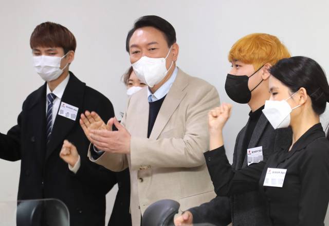 윤석열 국민의힘 대통령 후보가 18일 오전 국회 의원회관에서 열린 청년보좌역 공개모집 현장을 방문해 면접자들을 격려하고 있다. /연합뉴스