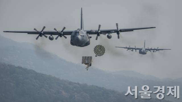 일본 요코하마 공군기지에 배치된 미군 수송기 C-130 허큘레스 2대가 지난 2014년 4월 18일 우리나라에서 열린 한미연합공중훈련 '맥스썬더'에 참여해 중장비 화물을 훈련지역에 낙하하고 있다. 일본이 한반도 유사시 미군 증원 병력 및 물자지원을 위한 후방기지 역할을 하기 때문에 한반도의 안정과 동북아 평화질서 유지를 위해 한일안보협력 복원이 절실함을 환기시키는 장면이다. /사진제공=미 공군